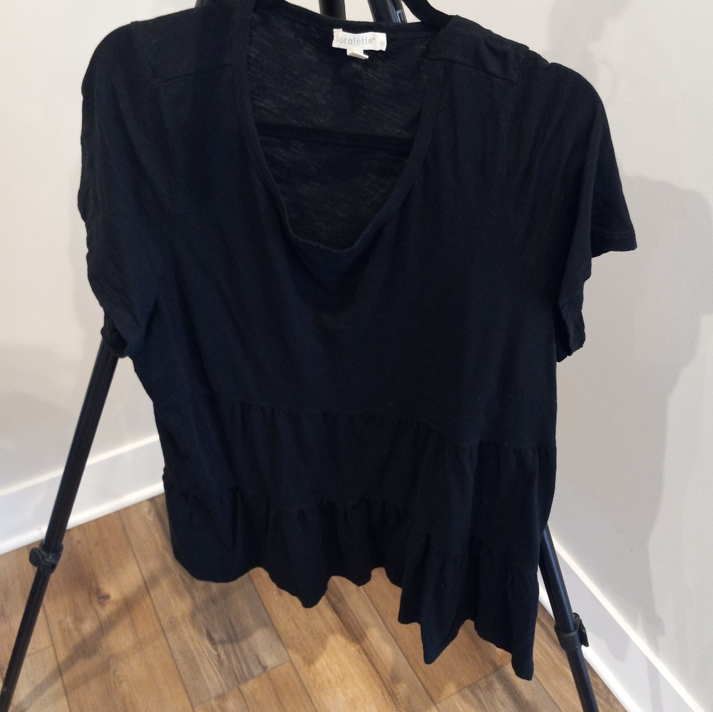 18/20 Black SS Round Neck Tiered Top. Great layering piece. Avenue.